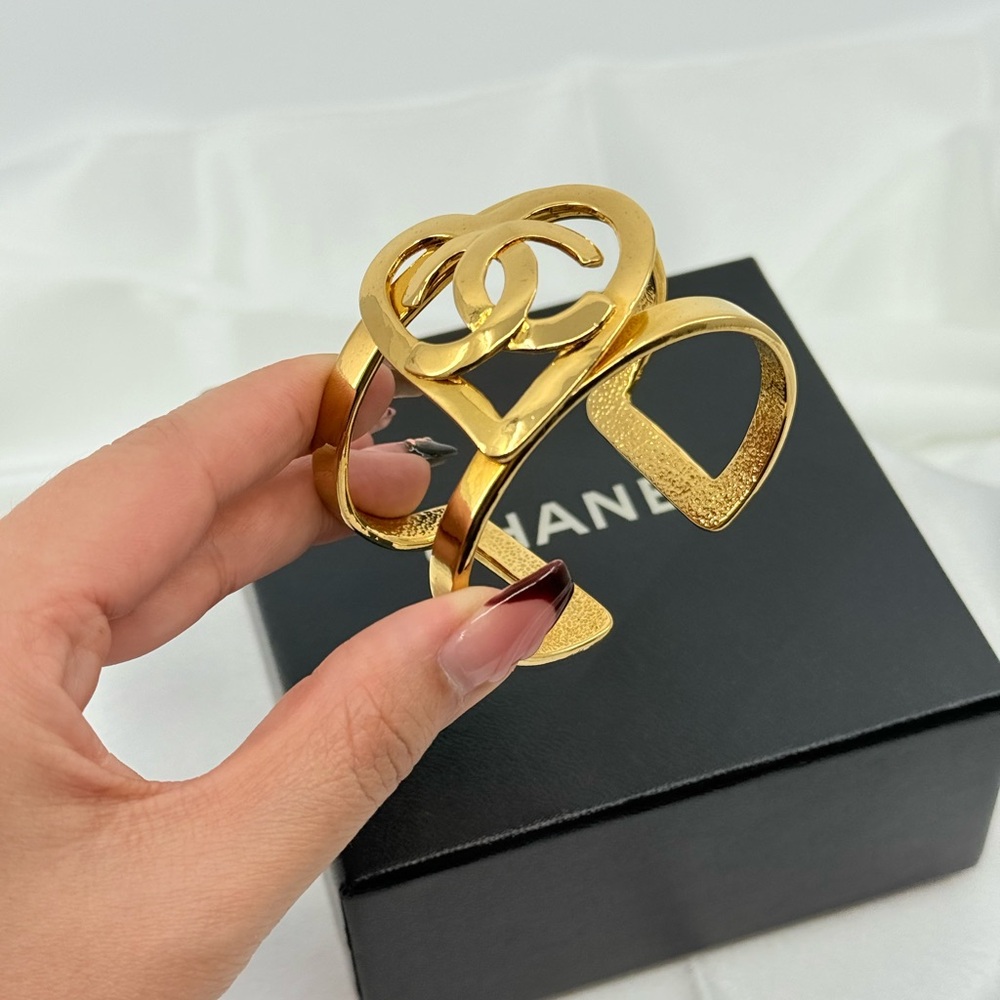 CHANEL Vintage Gold CC Heart Cuff Statement Bracelet - Picture 3 of 12